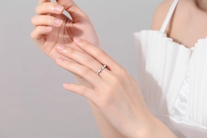 Nahaufnahme eines polierten gedrehten Silberrings am Finger für einen minimalistischen Look