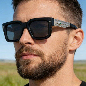 Lunettes de soleil polarisées carrées pour hommes avec détails gravés et pierre verte
