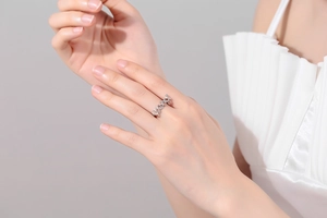 Close-up of geometric XO pattern silver ring with minimalist interlocking design on finger