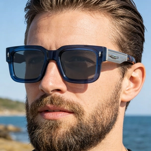 Gros plan de lunettes de soleil carrées polarisées avec monture bleue et branches