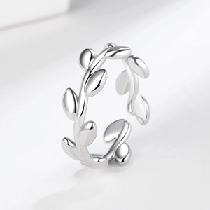 Elegante anello regolabile in argento con motivo a foglie di ulivo e vite lucida