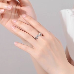 Anello in argento con ramo di ulivo indossato sulla mano con sfondo elegante e sobrio