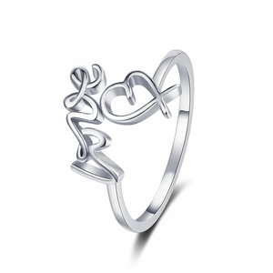 Bague cœur élégante en argent avec inscription Love manuscrite sur fond blanc