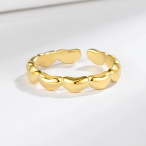Minimalistischer verstellbarer goldener Herzring mit polierter Metalloberfläche