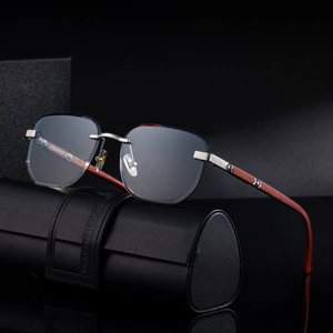 Rahmenlose phototrope Sonnenbrille mit Holzbügeln und einem schwarzen Lederetui