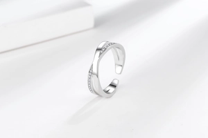Détail d'une bague croisée avec zircons micro-sertis et anneau en argent poli brillant
