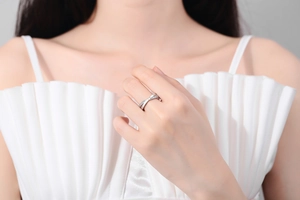 Bague croisée en argent pour femme avec zirconiums scintillants portée sur l'index droit