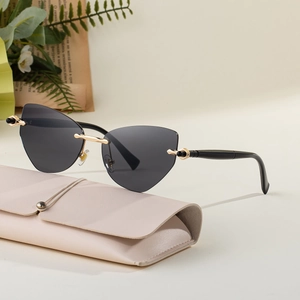 Lunettes de soleil œil de chat sans monture avec charnières dorées et étui en cuir rose