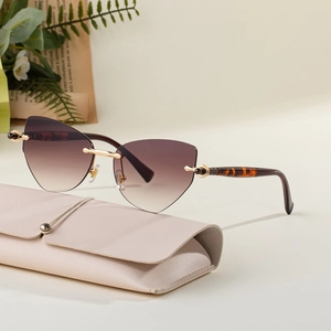 Lunettes de soleil œil-de-chat sans monture avec verres dégradés et étui en cuir