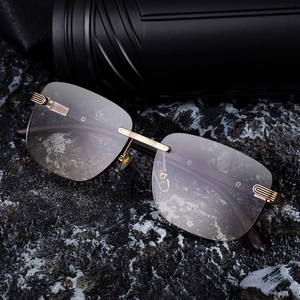 Frameless photochromic sunglasses for men with gold metal bridge and gradient lenses
