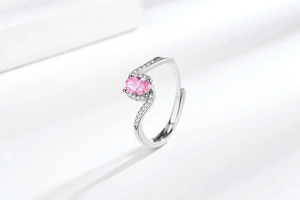 Detail eines S-förmigen Silberrings mit rosa ovalem Edelstein und Diamantakzenten