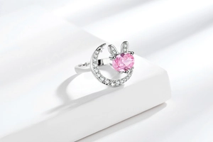 Detail eines silbernen Hasen-Mond-Rings mit funkelndem rosa ovalem Zirkon-Stein