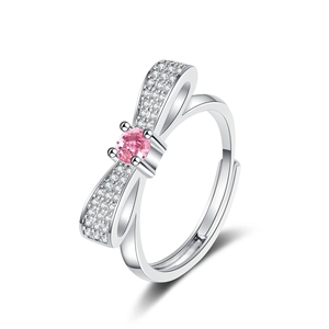 Detailansicht eines silbernen Schleifenrings mit rosa Stein und Pavé-Fassung am Band