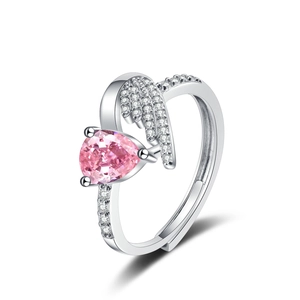 Makro-Detailansicht des Rings mit rosa Edelstein im Tropfenschliff und Engelsflügel-Design