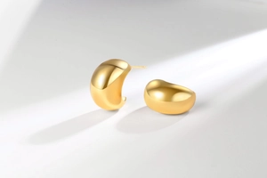 Polished 18K gold C-shape bean earrings featuring a minimalist mirror-finish surface