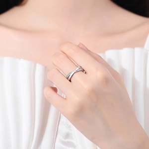 Bague croisée élégante en argent avec micro-pavé de zircons sur le doigt d'un mannequin