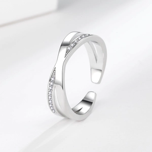 Bague croisée minimaliste en argent avec zircons micro-pavés et fini poli