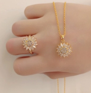 Dettaglio del set di gioielli girasole con collana e anello in zirconi taglio marquise