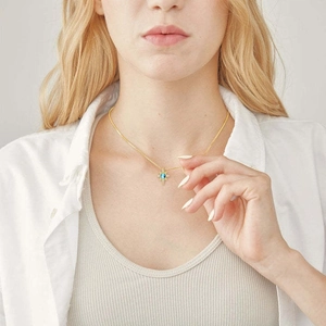 Elegante collana ottagonale dorata da donna con pietra azzurra e catena raffinata