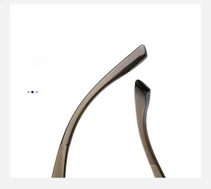 Dettaglio delle aste ergonomiche antiscivolo di occhiali quadrati retrò marroni
