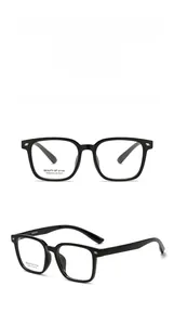 Dettagli della montura ottica nera quadrata modello AT68610 con viste frontali e laterali