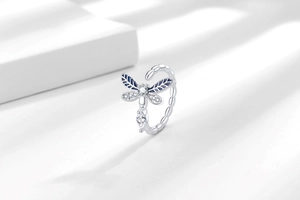 Dettaglio macro dell'anello a libellula con ali in smalto blu e zirconi brillanti
