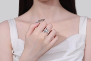Dettaglio dell'anello a libellula regolabile con smalto blu e strass brillanti