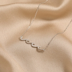 Élégant collier pendentif vague en argent avec diamants micro-pavés sur soie
