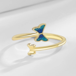 Eleganter goldener Schmetterlingsring mit blauer Emaille und verstellbarer Passform