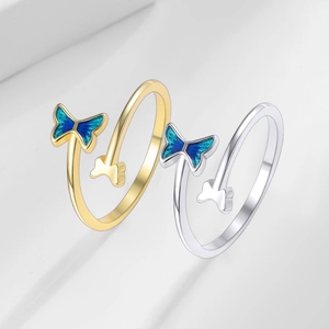 Minimalistische Schmetterlings-Ringe in Gold und Silber mit blauem Emaille-Detail
