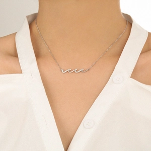 Gros plan du collier avec pendentif vague étincelant et zircons blancs sur chaîne