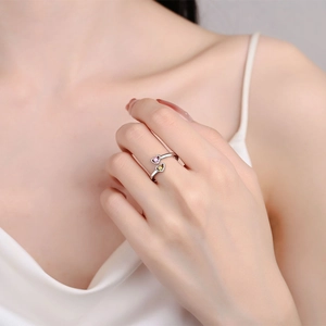 Bague ouverte en argent avec cœurs en zircon rose et jaune, portée par un mannequin