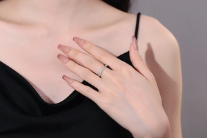 Detailed view of adjustable 925 silver wheat ear ring on model wearing a black dress