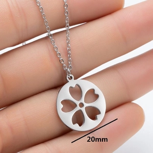 Silberne Edelstahlkette mit 20mm runden hohlen Kirschblüten Anhänger für Frauen im Alltag