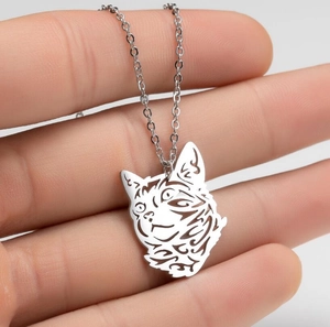 Minimalistische Edelstahlkette mit einem ausgehöhlten Katzenanhänger an einer feinen Kette
