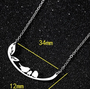 Détail du pendentif oiseau et feuilles argenté avec dimensions de 34 mm x 12 mm