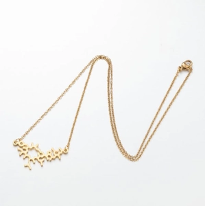 Goldene Edelstahlkette mit einem Anhänger in chemischer Molekülstruktur für Frauen