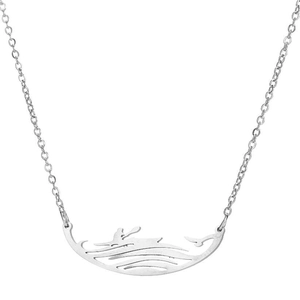 Détail du collier avec pendentif ondulé ajouré en argent et chaîne à maillons fine