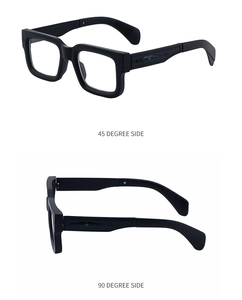 Détail de lunettes de soleil carrées noires rétro avec des motifs en relief sur les branches
