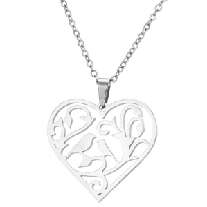 Détail macro du pendentif cœur évidé argenté avec deux oiseaux parmi des branches