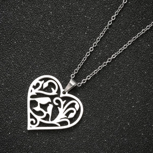 Collier avec pendentif coeur argenté au motif de feuille sur fond noir scintillant
