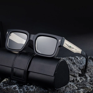 Lunettes de soleil carrées noires avec branches gravées argentées et étui en cuir