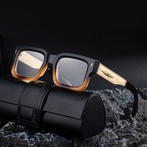 Lunettes de soleil carrées vintage avec dégradé ambre et branches dorées ornées de gemmes