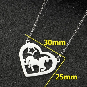 Pendentif cœur avec silhouettes licorne et étoile, dimensions 30mm par 25mm en métal argenté