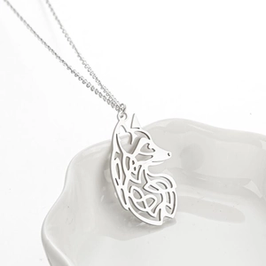 Collier avec pendentif renard évidé en acier inoxydable argenté sur fond céramique