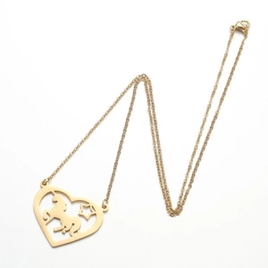 Détail du pendentif licorne et étoile dorés dans un collier en forme de cœur