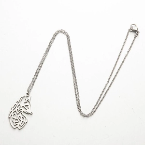 Collier avec pendentif loup ajouré en acier inoxydable et chaîne à maillons argentés