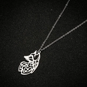 Collier avec pendentif tête de loup en acier inoxydable argenté au design de nœud celtique