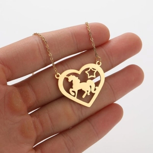 Vue détaillée d'une silhouette de licorne dorée dans un pendentif cœur ajouré