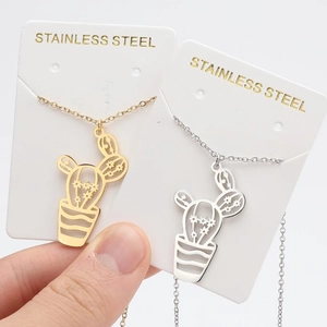 Detaillierte Ansicht der Kaktus-Anhänger in Gold und Silber aus Edelstahl